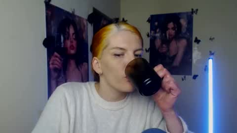 Snapshot of vanrey_ chatting on February 8, 2:20 pm Vanessa online show from February 8, 2:20 pm