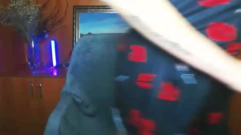 Snapshot of vanrey_ chatting on February 13, 5:42 pm Vanessa online show from February 13, 5:42 pm