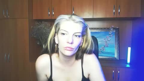 Snapshot of vanrey_ chatting on May 25, 2:28 am Vanessa online show from May 25, 2:28 am