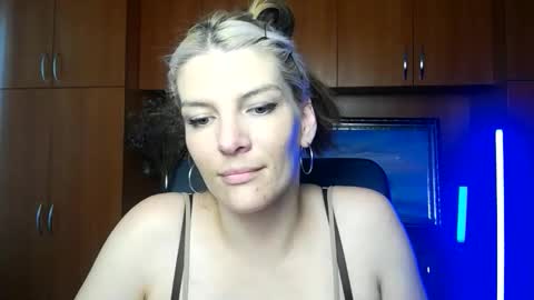 Snapshot of vanrey_ chatting on June 5, 7:03 am Vanessa online show from June 5, 7:03 am