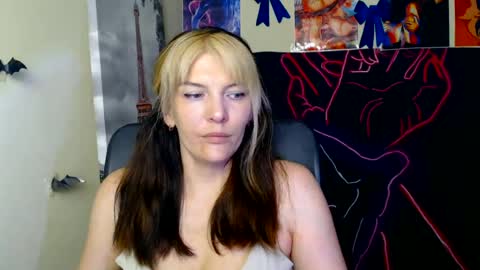 Snapshot of vanrey_ chatting on June 18, 6:24 am Vanessa online show from June 18, 6:24 am