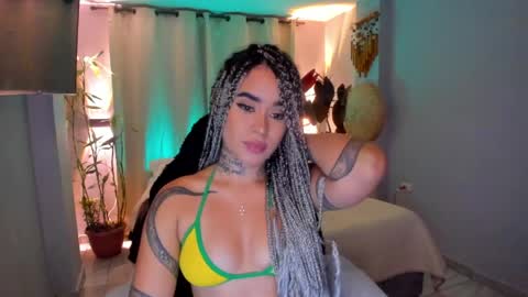 Snapshot of vayolett_bass chatting on June 1, 7:43 am Vayolett Bass online show from June 1, 7:43 am