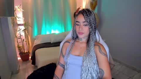 Snapshot of vayolett_bass chatting on June 3, 8:28 am Vayolett Bass online show from June 3, 8:28 am