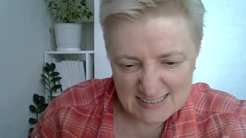 Snapshot of vea_motty chatting on May 9, 2:11 pm vea_motty online show from May 9, 2:11 pm