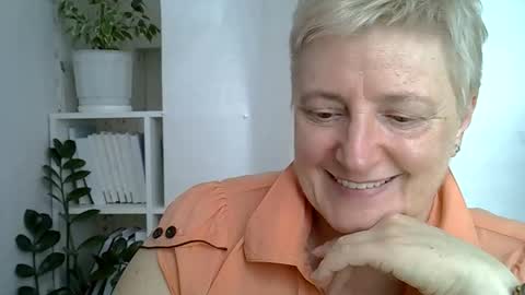 Snapshot of vea_motty chatting on May 10, 10:53 am vea_motty online show from May 10, 10:53 am