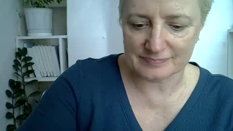 Snapshot of vea_motty chatting on May 27, 10:45 am vea_motty online show from May 27, 10:45 am