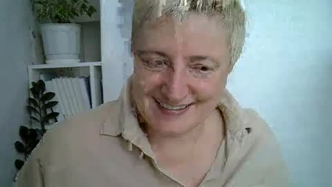 Snapshot of vea_motty chatting on June 4, 6:08 am vea_motty online show from June 4, 6:08 am