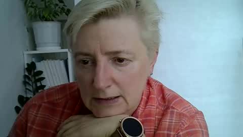Snapshot of vea_motty chatting on June 9, 12:17 pm vea_motty online show from June 9, 12:17 pm