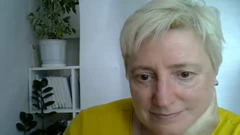 Snapshot of vea_motty chatting on June 14, 2:41 pm vea_motty online show from June 14, 2:41 pm