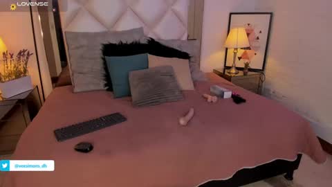 Vee Simons online show from January 3, 12:11 am