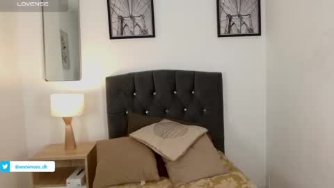 Vee Simons online show from February 8, 9:36 pm