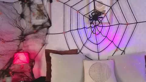 Vee Simons online show from October 29, 8:43 pm