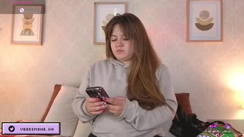 Vee Simons online show from December 15, 7:51 pm