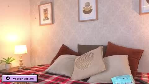 Vee Simons online show from February 4, 8:14 pm