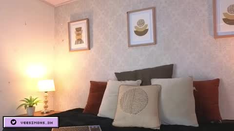 Vee Simons online show from March 9, 8:02 pm