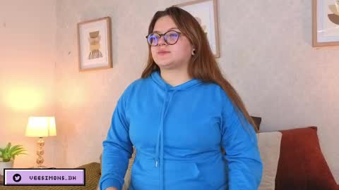 Vee Simons online show from April 28, 7:52 pm