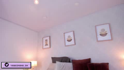 Vee Simons online show from April 30, 7:42 pm