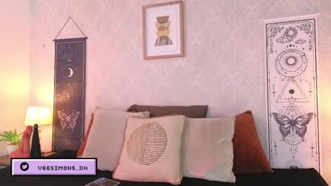 Snapshot of veesimons_dh chatting on May 30, 7:33 pm Vee Simons online show from May 30, 7:33 pm