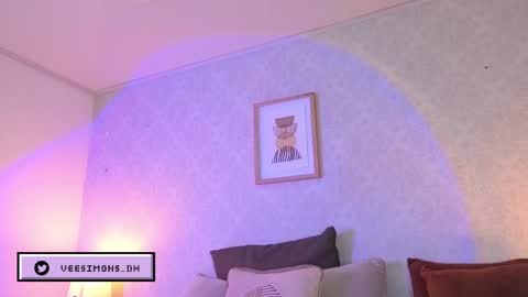 Snapshot of veesimons_dh chatting on June 1, 7:37 pm Vee Simons online show from June 1, 7:37 pm