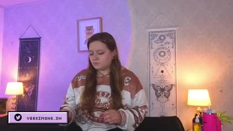 Snapshot of veesimons_dh chatting on June 8, 7:36 pm Vee Simons online show from June 8, 7:36 pm