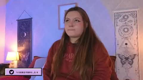 Snapshot of veesimons_dh chatting on June 22, 7:44 pm Vee Simons online show from June 22, 7:44 pm