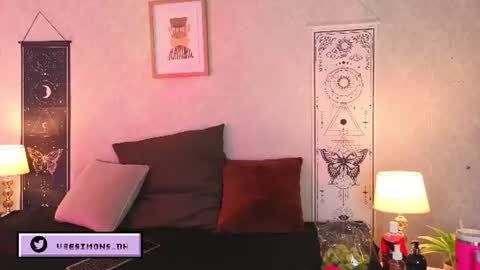 Snapshot of veesimons_dh chatting on June 27, 8:47 pm Vee Simons online show from June 27, 8:47 pm