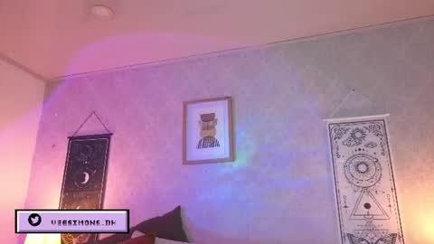Snapshot of veesimons_dh chatting on June 29, 7:47 pm Vee Simons online show from June 29, 7:47 pm