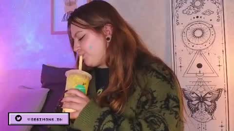 Snapshot of veesimons_dh chatting on July 2, 9:10 pm Vee Simons online show from July 2, 9:10 pm