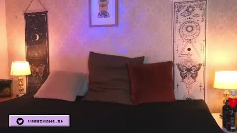 Snapshot of veesimons_dh chatting on July 4, 7:42 pm Vee Simons online show from July 4, 7:42 pm