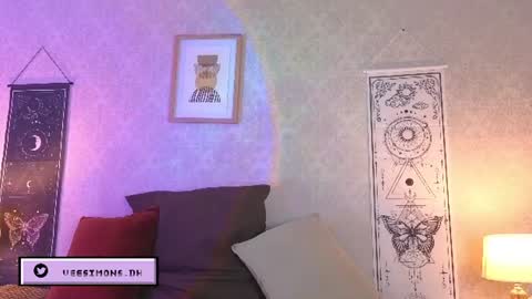 Snapshot of veesimons_dh chatting on July 7, 7:40 pm Vee Simons online show from July 7, 7:40 pm