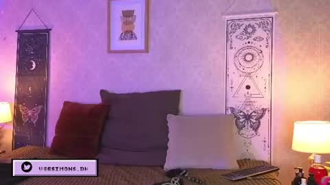 Snapshot of veesimons_dh chatting on July 8, 8:24 pm Vee Simons online show from July 8, 8:24 pm