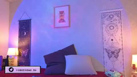 Snapshot of veesimons_dh chatting on July 14, 7:52 pm Vee Simons online show from July 14, 7:52 pm