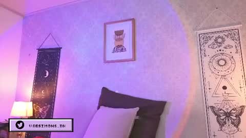 Snapshot of veesimons_dh chatting on July 15, 8:03 pm Vee Simons online show from July 15, 8:03 pm