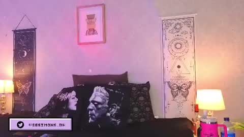 Snapshot of veesimons_dh chatting on July 17, 8:57 pm Vee Simons online show from July 17, 8:57 pm
