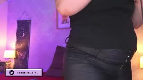 Snapshot of veesimons_dh chatting on July 21, 8:00 pm Vee Simons online show from July 21, 8:00 pm