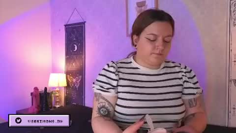 Snapshot of veesimons_dh chatting on July 23, 8:29 pm Vee Simons online show from July 23, 8:29 pm
