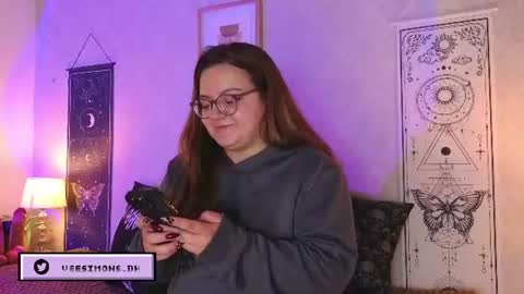 Snapshot of veesimons_dh chatting on July 25, 8:50 pm Vee Simons online show from July 25, 8:50 pm