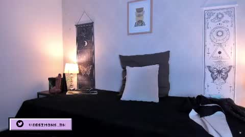 Snapshot of veesimons_dh chatting on July 28, 7:50 pm Vee Simons online show from July 28, 7:50 pm