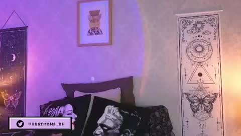 Snapshot of veesimons_dh chatting on July 28, 9:03 pm Vee Simons online show from July 28, 9:03 pm