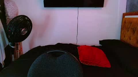 velk_hot1 online show from May 6, 12:43 pm