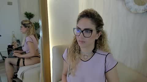 Snapshot of velora_ chatting on November 11, 3:50 am Velora online show from November 11, 3:50 am