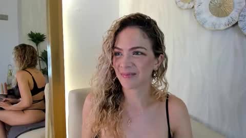 Snapshot of velora_ chatting on November 18, 3:01 am Velora online show from November 18, 3:01 am