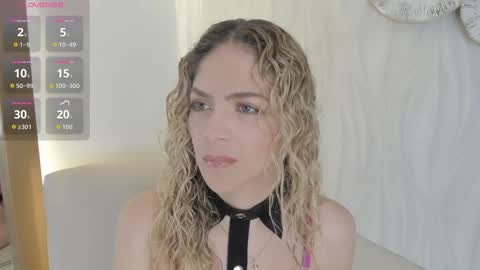 Snapshot of velora_ chatting on December 2, 3:34 am Velora online show from December 2, 3:34 am