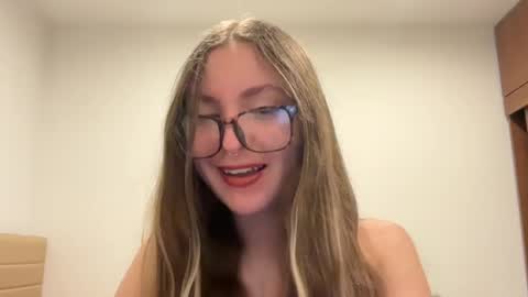 Snapshot of velvet__moon chatting on July 14, 6:29 am Sophi online show from July 14, 6:29 am