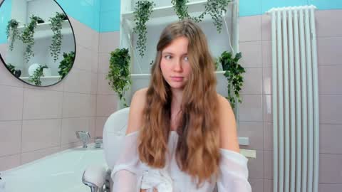 Snapshot of velvet_cherry chatting on January 21, 6:45 pm velvet_cherry online show from January 21, 6:45 pm