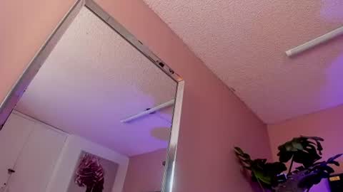 Snapshot of velvet_dreams_ chatting on July 10, 11:57 am Isabella online show from July 10, 11:57 am