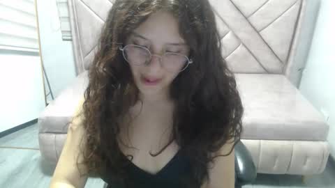 velvet_moon_v online show from March 3, 7:42 pm