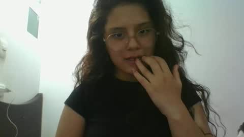 Snapshot of velvet_moon_v chatting on April 7, 10:42 pm velvet_moon_v online show from April 7, 10:42 pm