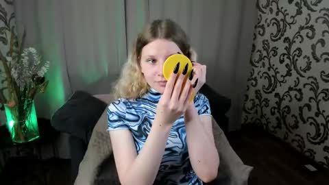 velvet_peach_ online show from November 21, 11:20 am