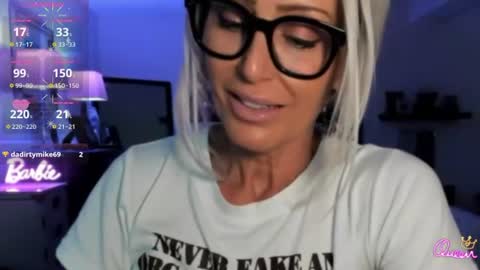 Snapshot of velvetbarbie chatting on July 3, 11:11 pm VelvetBarbie online show from July 3, 11:11 pm
